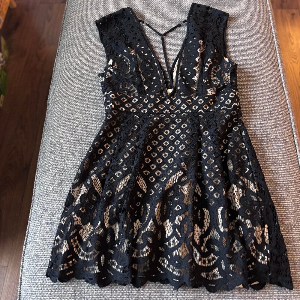 Free People One Million Lovers Black Lace + Cream Deep V-Neck Mini Dress | Sz 8 - Picture 5 of 8